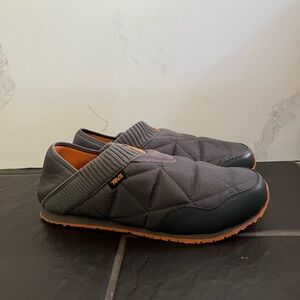 NIB Teva ReEmber Men’s Quilted Slipper in Dark Shadow